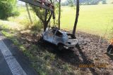 Gentleman silnic zachránil mladou řidičku z hořícího auta